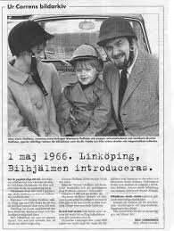 Bilden visar tre personer i hjälmar framför en bil på 60-talet i Linköping, med text om bilhjälmens introduktion maj 1966.