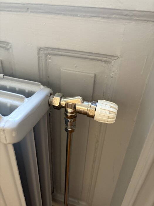 Radiator med vinklad ventil och MMA-koppling m28, trångt utrymme för termostatmontering.
