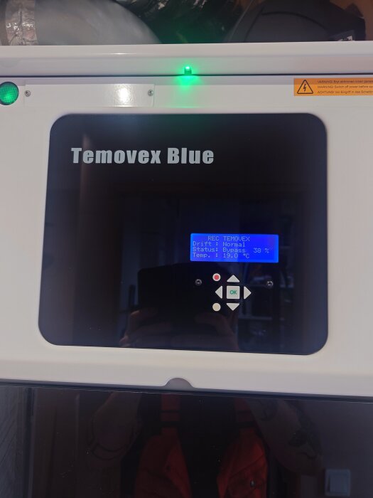 Ventilationssystemet "Temovex Blue" med digital display och grönt ljus.