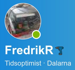 Profilbild av en användare med handtag "FredrikR", en grön statusindikator och en skruvdragarsymbol, mot en blå bakgrund.