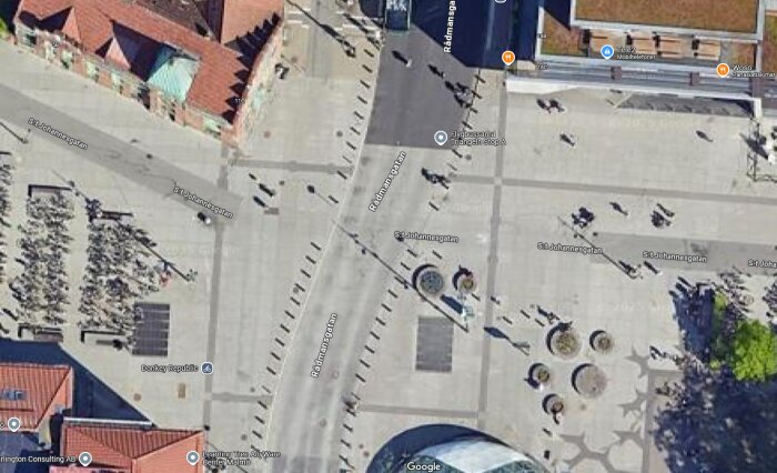Satellitbild av Triangeln i Malmö, visar Rådmansgatan och St. Johannesgatan med cykelställ och gångvägar.