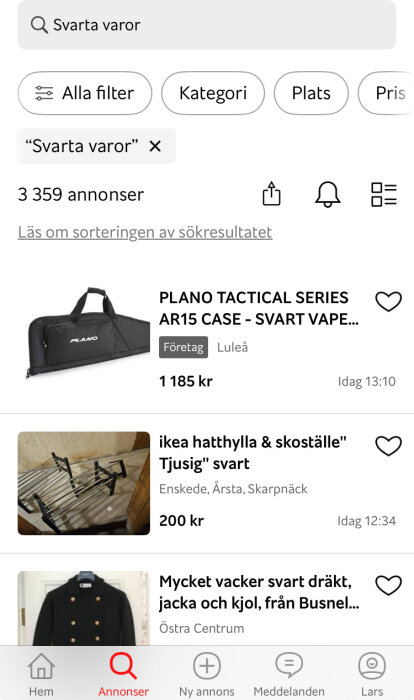 En skärmbild av en onlineannons för "Svarta varor" med produkter som ett svart AR15-fodral och en svart hatthylla.