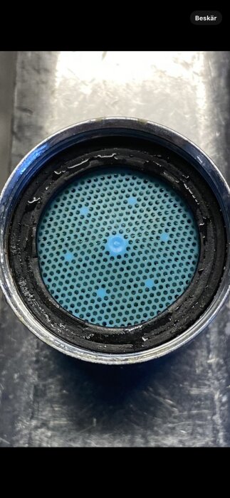 Kökskranens sil med kalkavlagringar visas, rengjord och monterad längst ner på kranen.