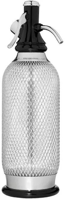 En sodasifon med metallnät och svart topp, använd för att servera drycker som vatten från kolsyrat vatten.
