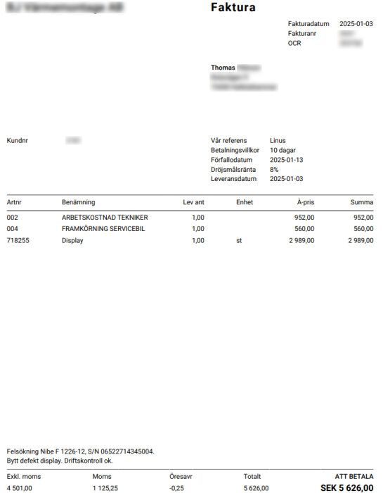 Faktura från ett företag för tjänster som arbetskostnad tekniker och framkörning servicebil, samt byte av defekt display, totalt 5 626 SEK.