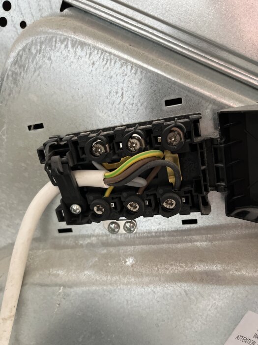 Ansluten kabel med perilexkontakt på en spis i en elektrisk kopplingsbox.