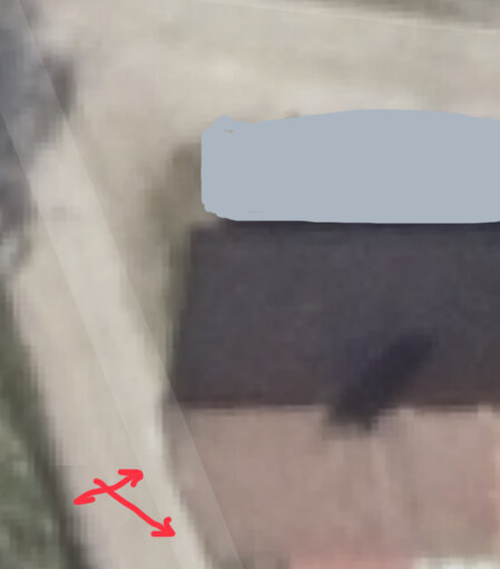 Bilden visar ett suddigt tak med röda pilar som markerar vinkling på tak och gavelvägg för att anpassa mot väg.