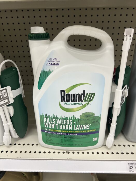 Bild på en flaska Roundup ogräsmedel för gräsmattor, som lovar att döda ogräs utan att skada gräsmattan, fotograferad på en hylla i Target.