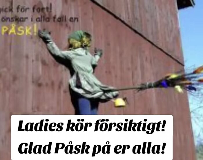 En påskkärring flyger mot en vägg med en kvast.