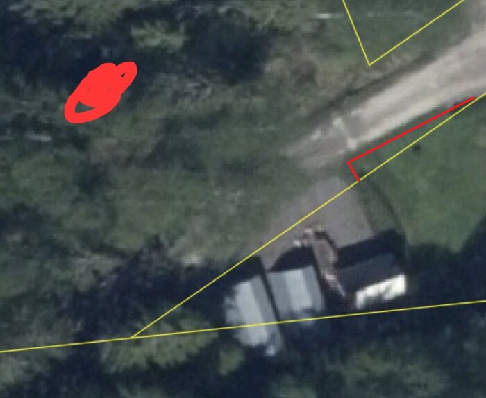 Luftbild på tomtgränser markerade med gula linjer och en del av gräsmattan markerad med en röd linje.