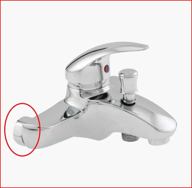 Kromad badkarsblandare med en markerad del, eventuellt mutter, som är i fokus för diskussion om anslutning och installation.