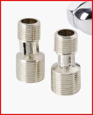 Två metalladaptrar med gängor i olika storlek, avsedda för att ansluta rör eller blandare med olika dimensioner.