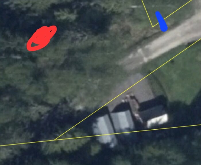 Flygbild av fastigheter, med gula linjer för gränser och ett blått sträck som markerar var en bil parkerades över gränsen.