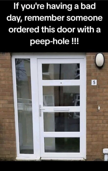 Vit dörr med fönstersektioner och ett meningslöst titthål placerat rakt på glaset, bredvid tegelvägg med nummer 5.