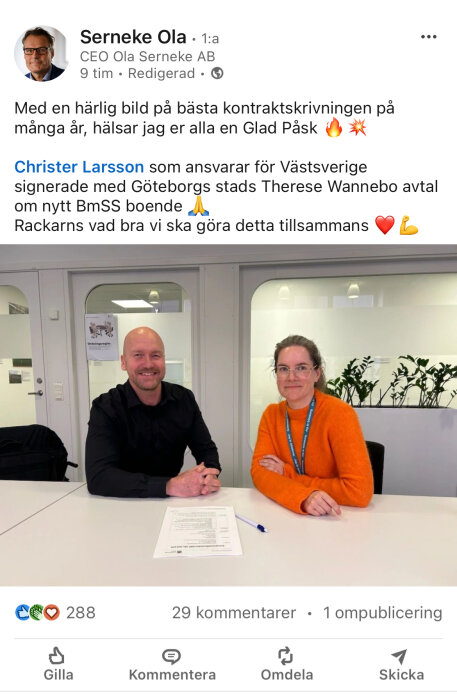 Två personer sitter vid ett bord med ett dokument och en penna framför sig, redo att signera något.