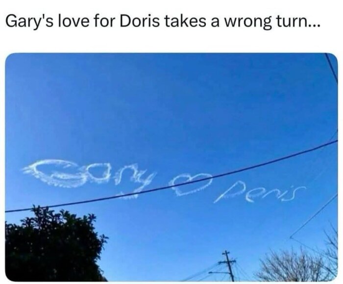 Text skriven med rök på himlen där det står "Gary ♥️ Doris", men med ett stavfel som ändrar Doris till ett annat ord.