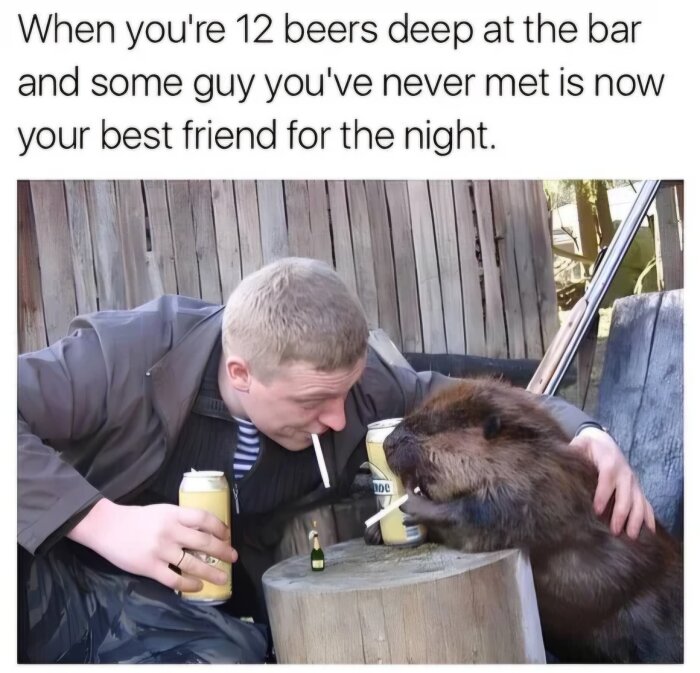 Man i grå jacka intill bäver med öl och cigarett, humoristisk scen.