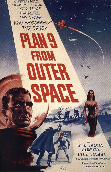 Filmaffisch för "Plan 9 from Outer Space" med rymdtema, skrämmande figurer och text som beskriver utomjordiska hot.