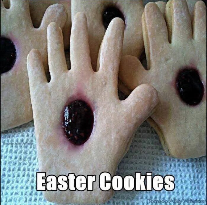 Handformade kakor med röda syltfläckar i mitten, texten "Easter Cookies" visas längst ner.