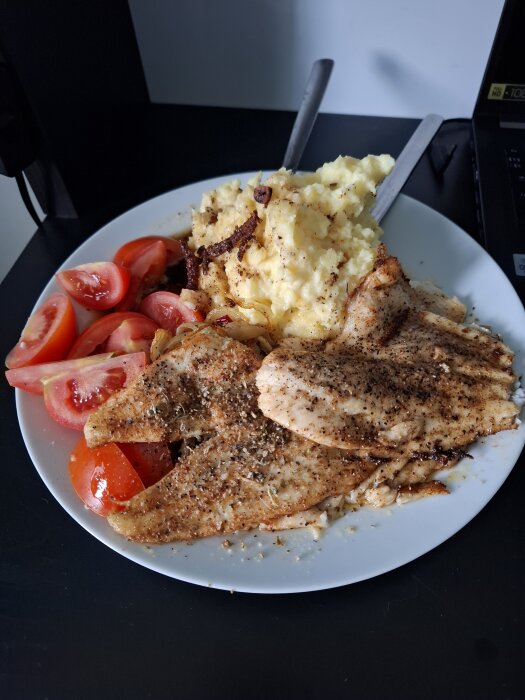 Stekt rödspätta med potatismos och tomater på en tallrik, kryddad med citronpeppar, smörstekt med chili, vitlök och salvia.