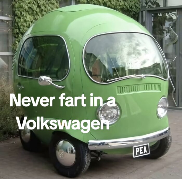 Grön, rund Volkswagen-bil med registreringsskylt “PEA”. Texten “Never fart in a Volkswagen” över bilen.