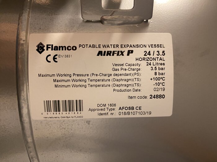 Etikett på hydropress från Flamco med kapacitet 24 liter, maxtryck 8 bar och tillverkningsdatum 02/19.
