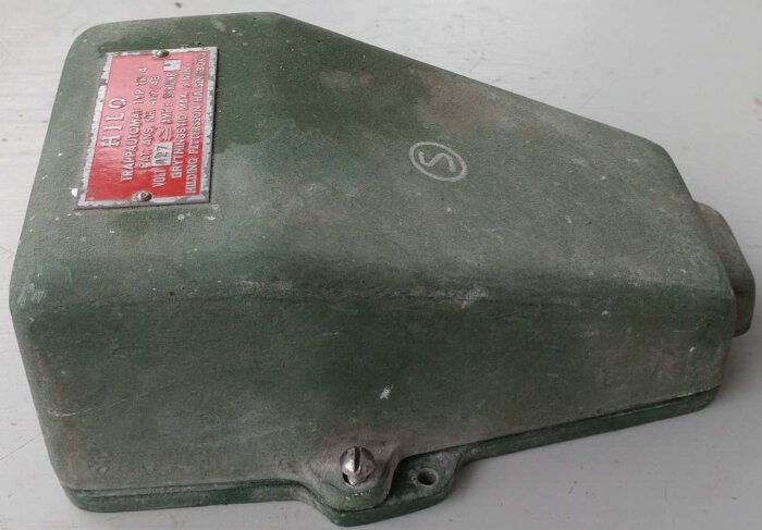 Äldre grön trappautomat med röd märkplåt, hittad under rengöring av garage.