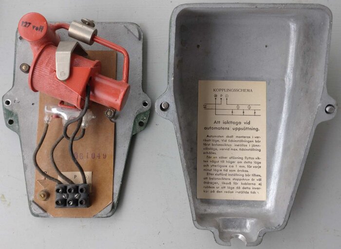 En äldre modell av en trappautomat med ett elektriskt kopplingsschema.