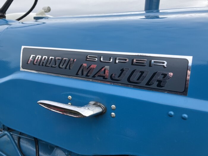 Blå Fordson Super Major traktor närbild av logotyp på sidan.
