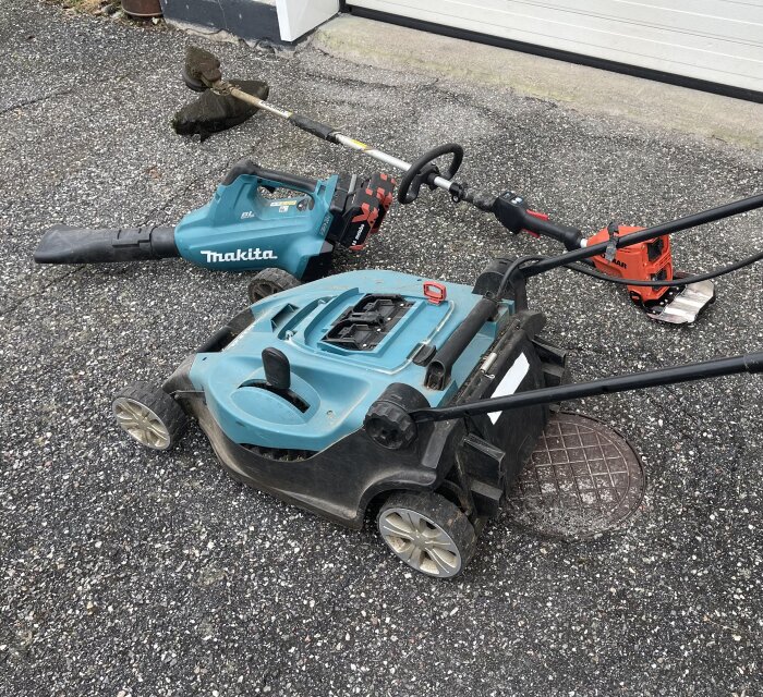 Gräsklippare och trimmer utrustade med batterier placerade på asfalt, använd vid ljudlös trimning och renblåsning utan utsläpp.