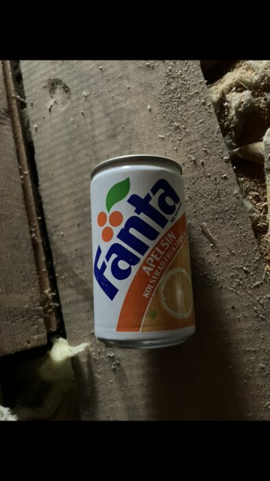 Gammal Fanta-burk med apelsinsmak hittad på dammig vind.