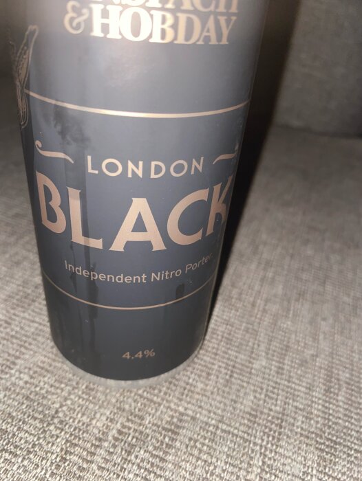 Burk av London Black Independent Nitro Porter 4,4% på en grå yta.
