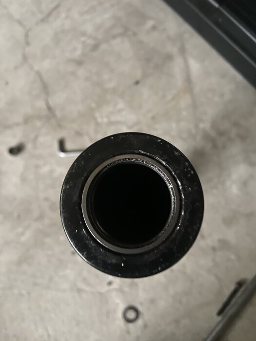 Närbild på ett trasigt kullager i ett löpband, sedd ovanifrån, med yttre delen kvar och övriga delar borttagna.