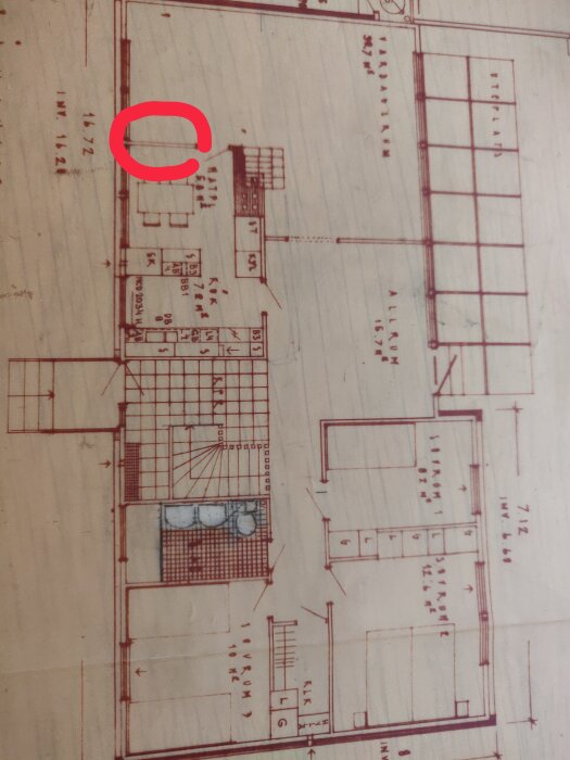 Planritning över ett hus med köksområde markerat i rött, där frågan gäller om en vägg kan tas ner vid ombyggnad.