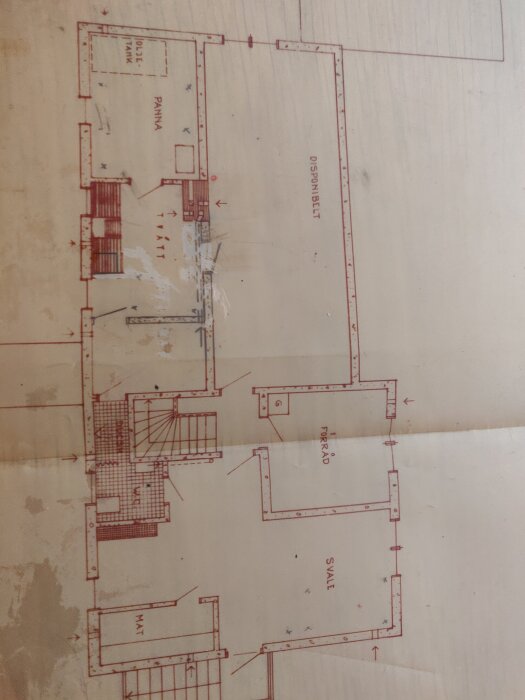 Byggnadsritning som visar planlösning av hus med markerade väggar och rum såsom panna, förråd och hall. Diskuteras om en vägg är bärande.