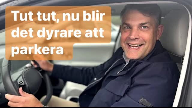 Person i bil med texten "Tut tut, nu blir det dyrare att parkera".