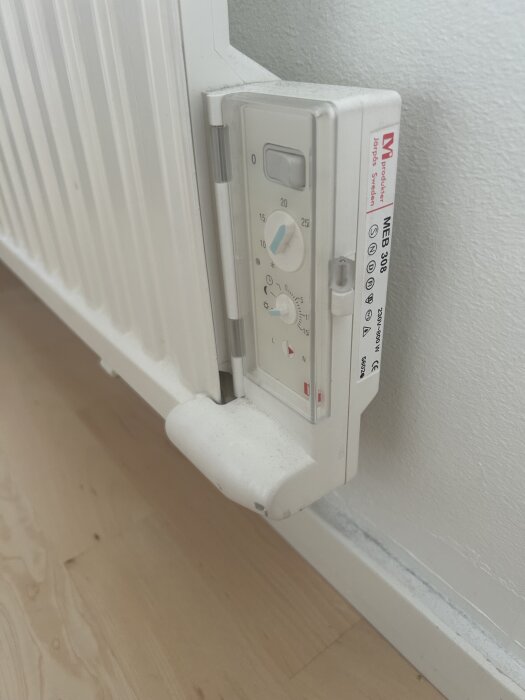 Termostat på ett elektriskt element, justerat till cirka 20 grader. чисl’artiste od är mjödln var cpprad för källaren och jordfel kunde inte i ba köra enkeltämisering.