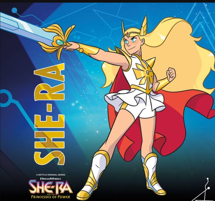 Tecknad bild av She-Ra med svärdet lyft, klädd i vit och gul rustning med röd mantel, mot en blå bakgrund.