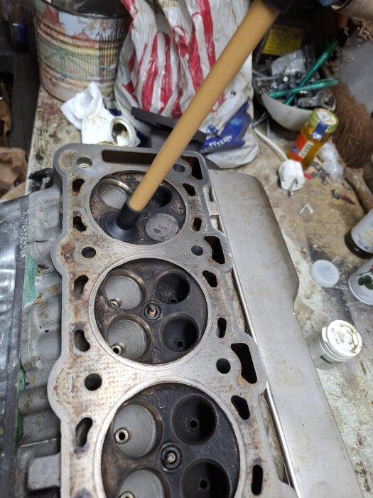 Cylinderhuvud under service på Jaguar.