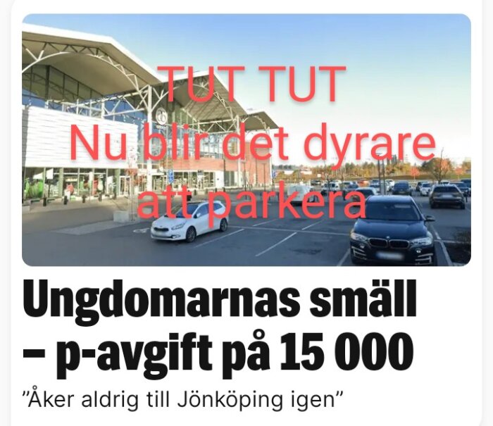 Parkeringsplats vid köpcentrum med flera bilar, text om ökade parkeringsavgifter över bilden.