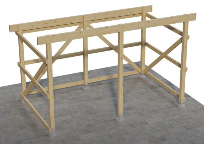 Stomme av träreglar för cykelförråd utan dörrar, placerad på en stenlagd yta.