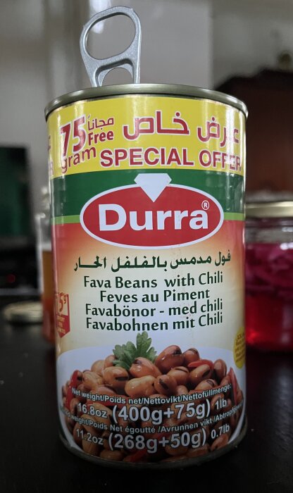 Durra konservburk med text "Favabönor - med chili", innehåller fava bönor.