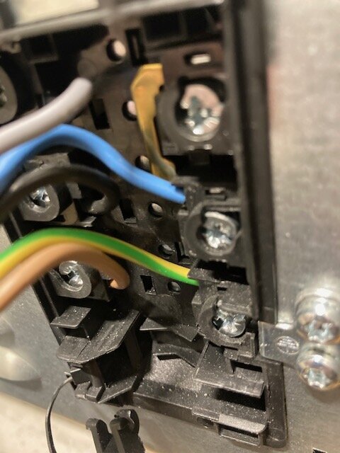 Anslutningar och kablar i en spis med Perilex uttag.