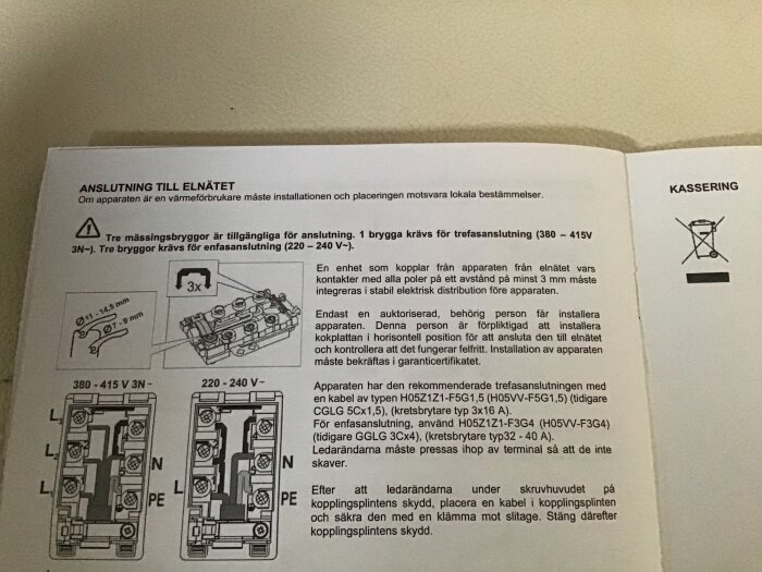Instruktionsbild för elinstallation med diagram och information om kopplingar och mässingsbryggor för trefas- och enfasanslutning.