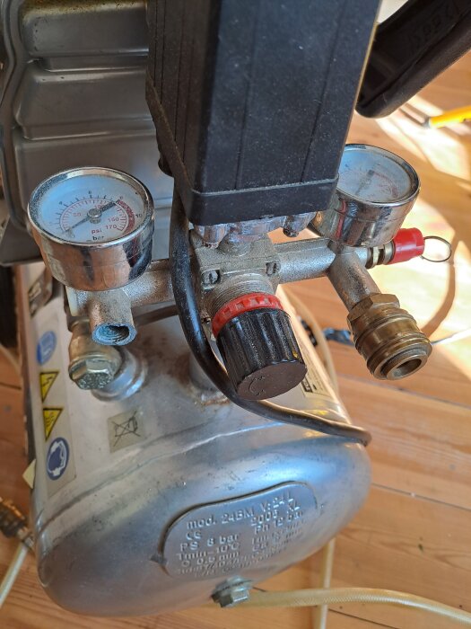 Rör och manometrar på en kompressor, ett av rören är knäckt. Diskussionsämnet är reparation med kemisk metall utan att svetsa.