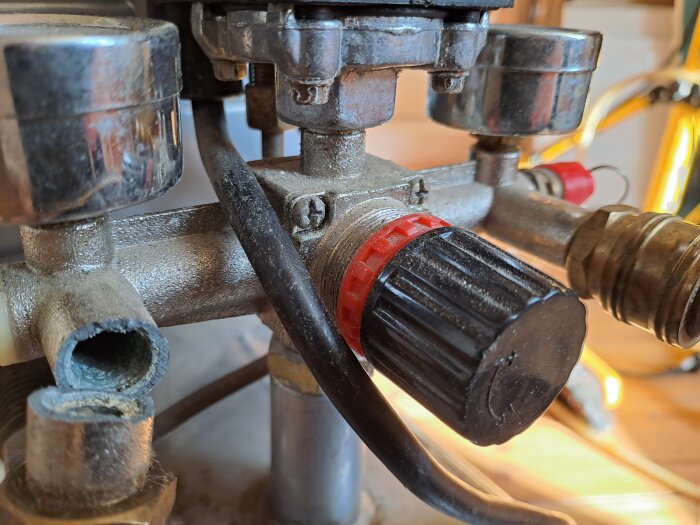 Knäckt rör kopplat till en kompressor, med ett förslag att täppa det vänstra röret med kemisk metall.