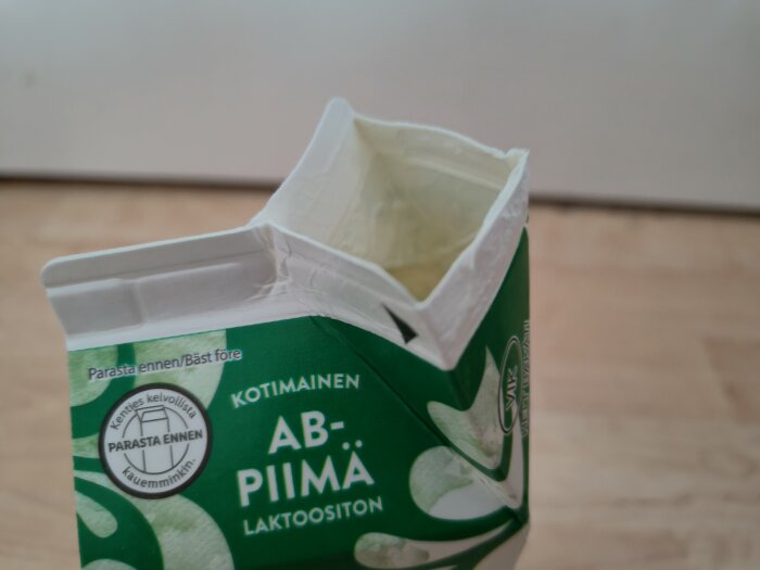 Öppen mjölkförpackning från Finland utan skruvkork, med text på finska och svenska.