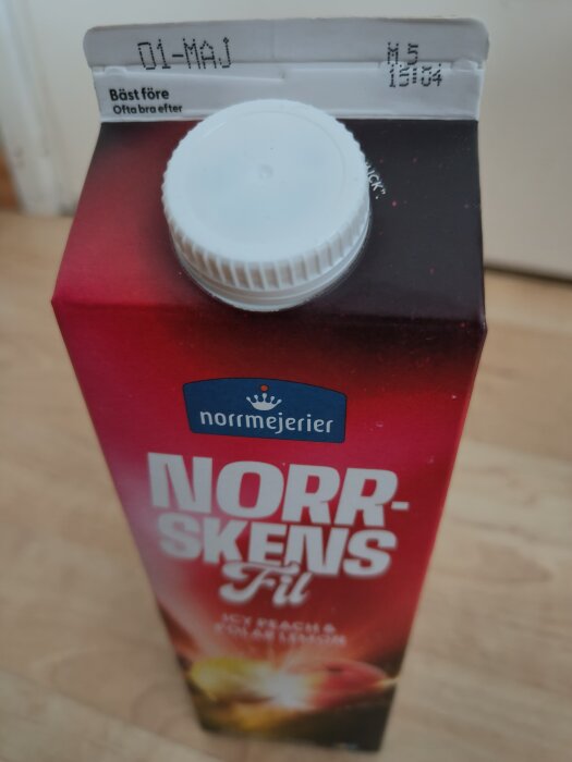 Förpackning med Norrmejerier Norrskens Fil med skruvkork, bäst före-datum synligt på toppen av förpackningen.