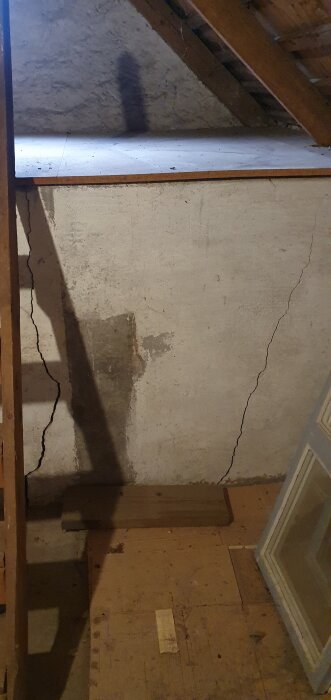 Sprickor i betongvägg i gammalt förråd med betongvalv, del av diskussion om rivning och renovering av kalkstenshus i Skåne.