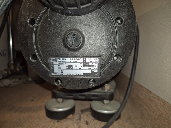 Grundfos MQ3-35 B pump med märkplatta som visar modell- och prestandainformation, inklusive tryck och flödeshastighet.